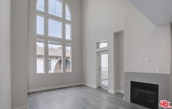 6220 W 3rd St in Los Angeles, CA - Building Photo - Building Photo