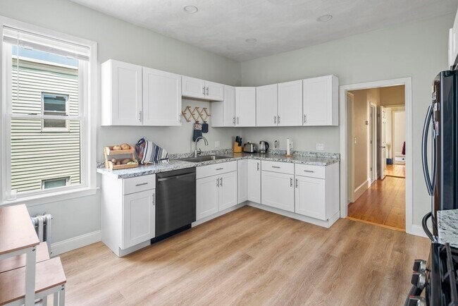 1041 Dorchester Ave, Unit 2 in Boston, MA - Foto de edificio - Building Photo
