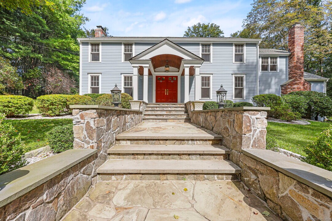 197 Deep Valley Rd in New Canaan, CT - Building Photo