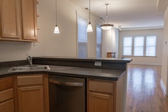 1720 W Beach Ave, Unit 2 in Chicago, IL - Foto de edificio - Building Photo