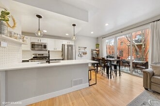 1214 S Federal St, Unit H in Chicago, IL - Foto de edificio - Building Photo