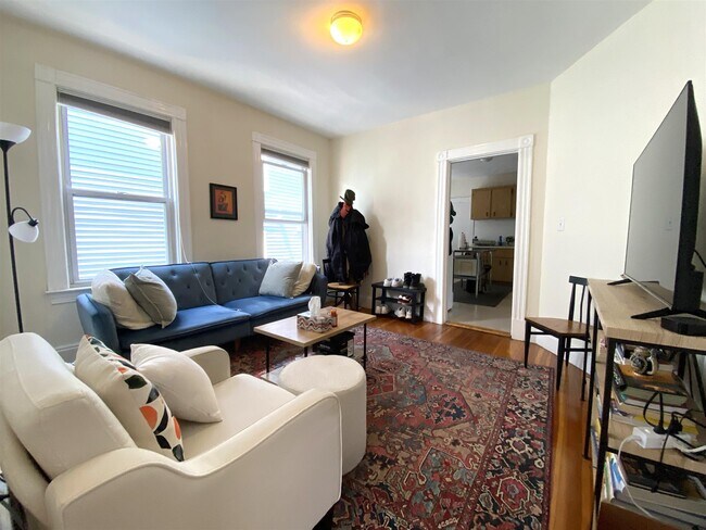 71 Porter St, Unit 2 in Cambridge, MA - Foto de edificio - Building Photo