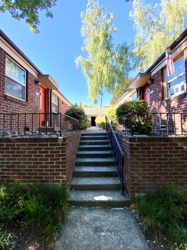 Irving Court Apartments in Portland, OR - Building Photo - Building Photo