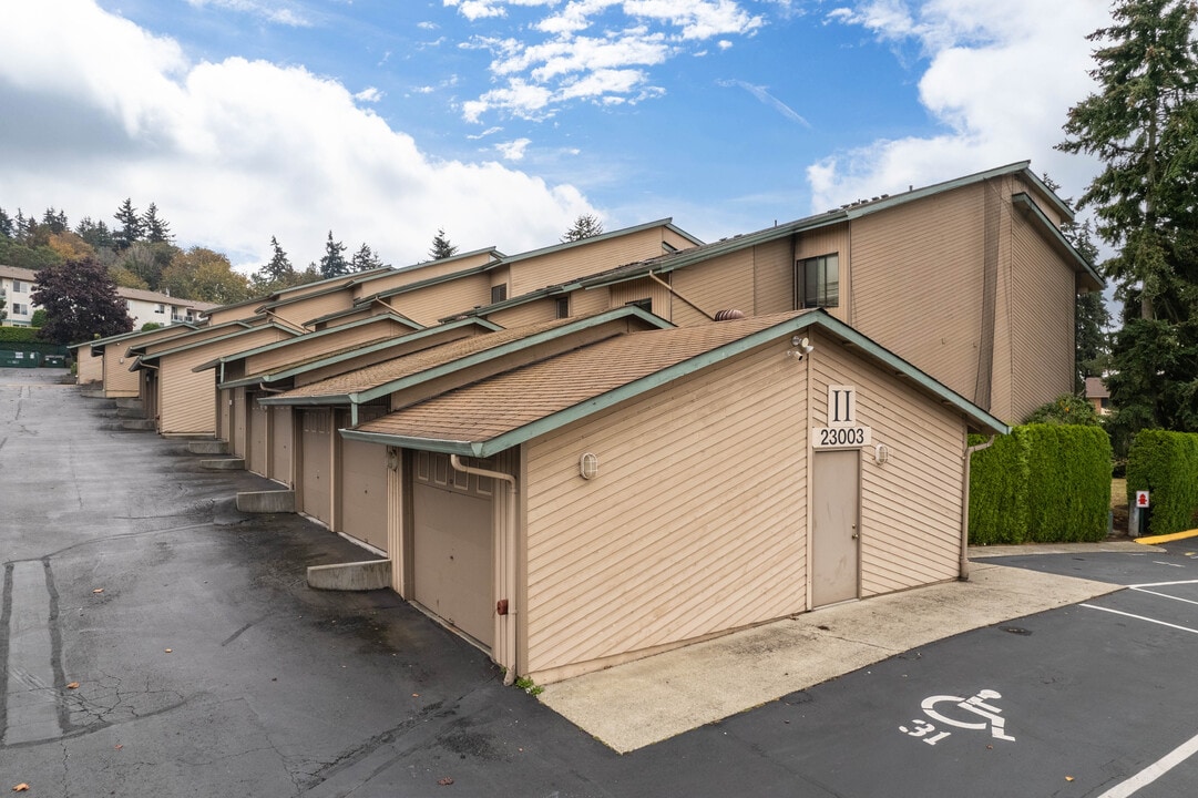 Ballinger Point in Mountlake Terrace, WA - Building Photo