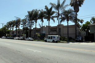 Courtyard Apartments in Van Nuys, CA - Building Photo - Building Photo