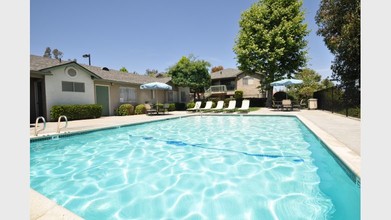 Amberwood Apartments in Fallbrook, CA - Foto de edificio - Building Photo