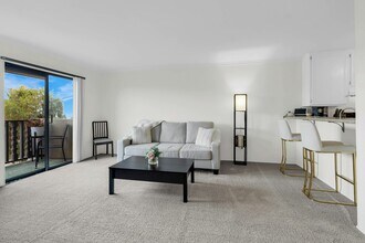 6924 Hyde Park Dr in San Diego, CA - Building Photo - Building Photo