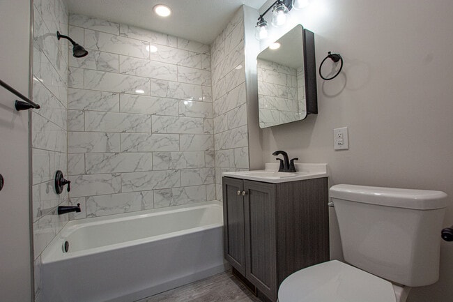 3812 Dodge St in Omaha, NE - Building Photo - Building Photo