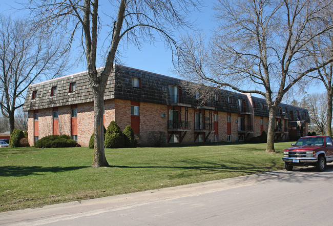 Four Seasons Apartments in Faribault, MN - Building Photo - Building Photo