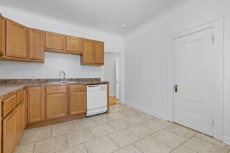 3939 N Pine Grove Ave, Unit 2 in Chicago, IL - Foto de edificio - Building Photo