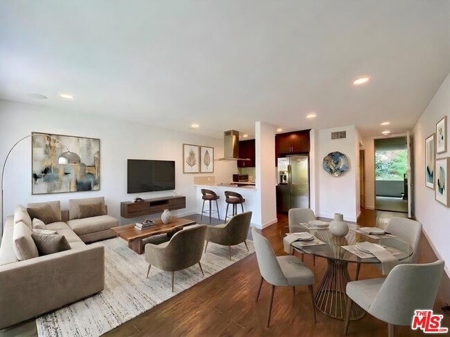 1920 Hillcrest Rd in Los Angeles, CA - Foto de edificio - Building Photo