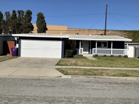 5631 E Vernon St in Long Beach, CA - Building Photo