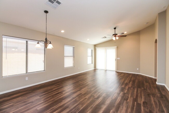 3275 W Sunshine Butte Dr in San Tan Valley, AZ - Foto de edificio - Building Photo