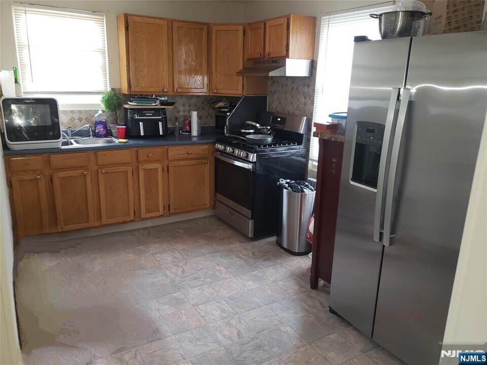 314 Levinsohn Pl in Englewood, NJ - Building Photo