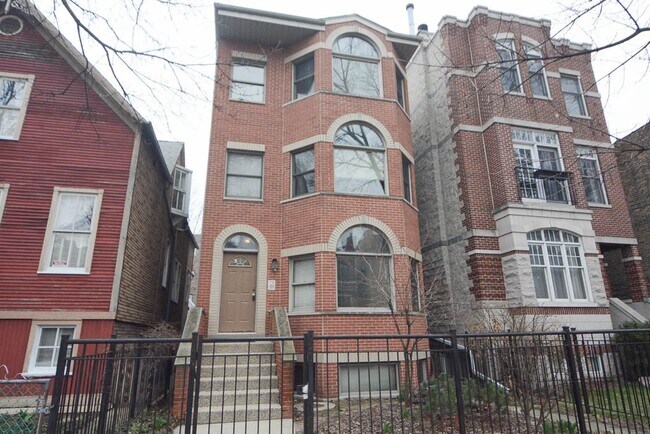 3713 N Janssen Ave, Unit G02C in Chicago, IL - Building Photo - Building Photo