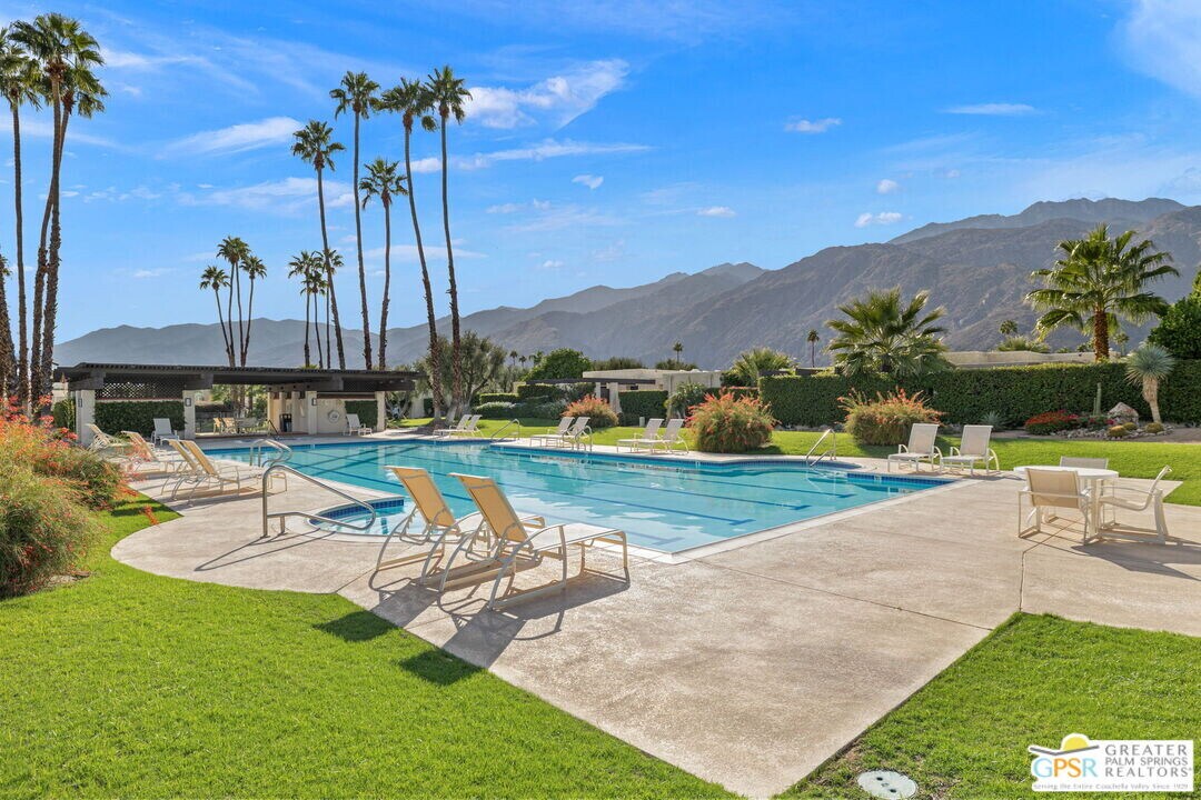 427 N Calle Rolph in Palm Springs, CA - Building Photo