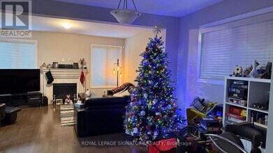 165 Wheat Boom Dr. in Oakville, ON - Building Photo - Building Photo