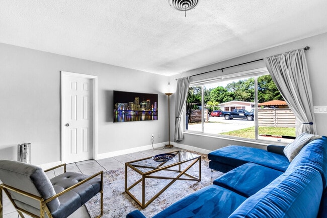 16025 NE 5th Ave in Miami, FL - Foto de edificio - Building Photo