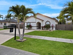 704 SE 14th Pl in Homestead, FL - Building Photo - Building Photo