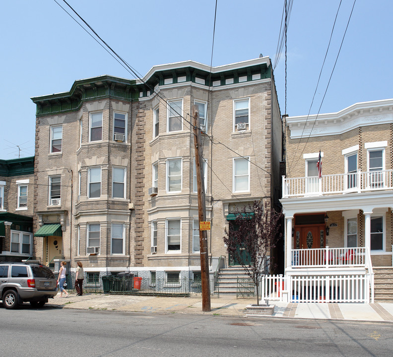 1813 Palisade Ave in Union City, NJ - Building Photo