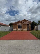 7751 NW 194th St in Hialeah, FL - Building Photo
