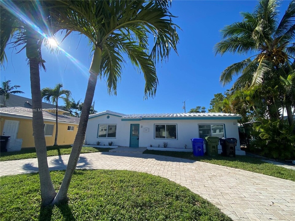 4233 Bougainvilla Dr in Lauderdale-by-the-Sea, FL - Building Photo