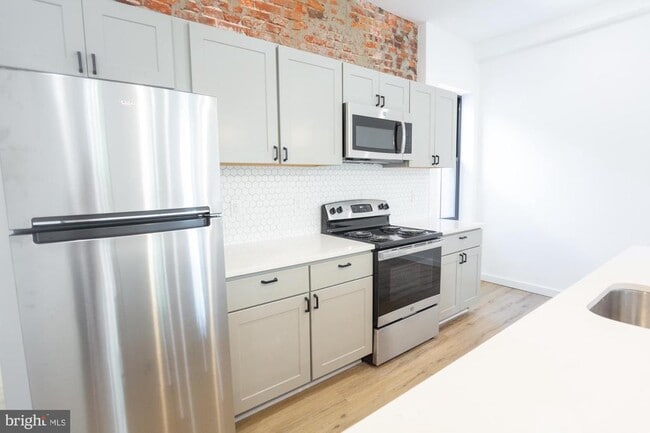 3945 Lancaster Ave in Philadelphia, PA - Building Photo - Building Photo