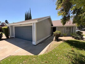 907 E Oakridge Ave in Visalia, CA - Building Photo