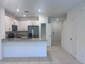 144 SE 5th Ct in Deerfield Beach, FL - Building Photo - Building Photo
