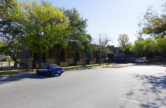 WALNUT MANOR SA in San Antonio, TX - Foto de edificio - Building Photo