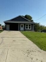 107 E Miller St in Whitewright, TX - Building Photo