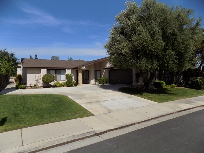 3108 La Costa St in Bakersfield, CA - Foto de edificio