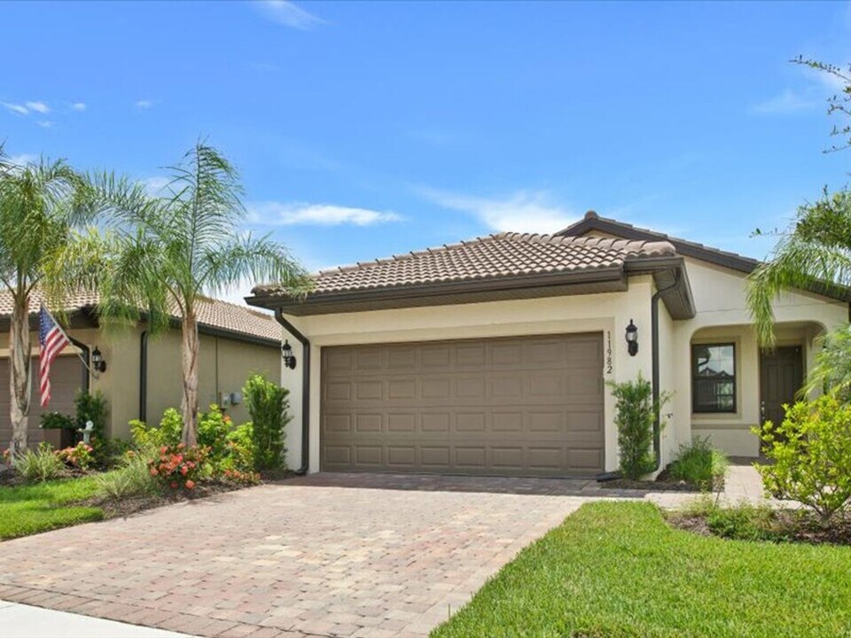 11982 Westmoreland Way in Ft. Myers, FL - Foto de edificio
