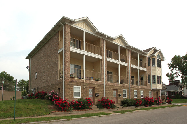 217 E Riverside Dr in Jeffersonville, IN - Foto de edificio - Building Photo