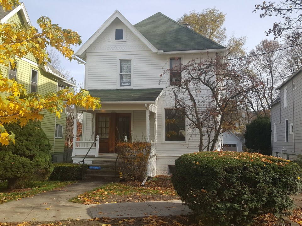 211 Willow Ave, Unit Unit 2 in Ithaca, NY - Foto de edificio