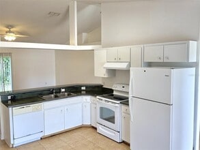 670 Reindeer Dr in Kissimmee, FL - Foto de edificio - Building Photo