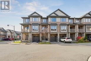 18 Lakefront Dr in Hamilton, ON - Building Photo