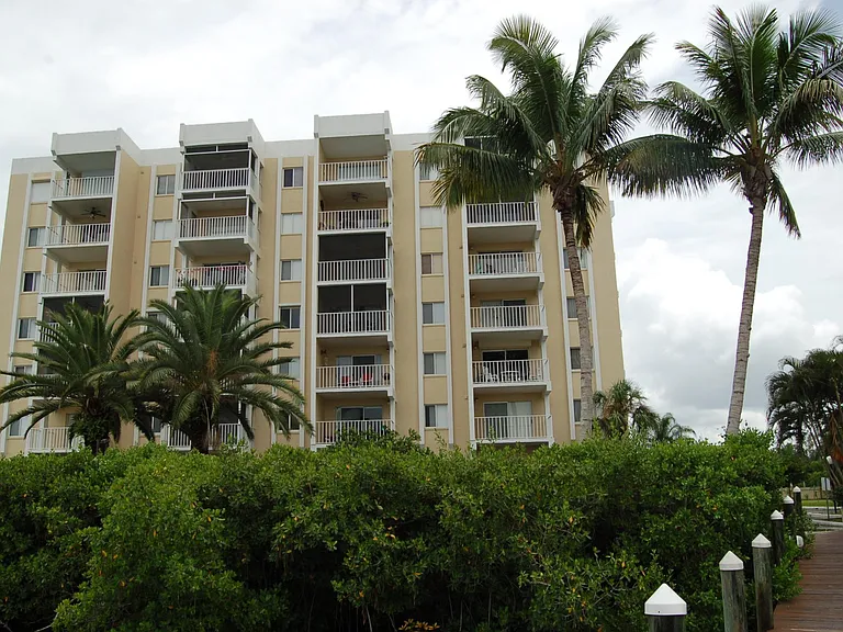 2875 Palm Beach Blvd, Unit C4 in Ft. Myers, FL - Building Photo