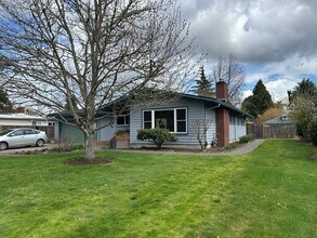 1461 Barton St in Eugene, OR - Building Photo - Building Photo