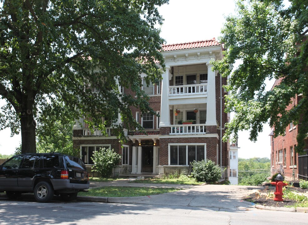 304 Gladstone Blvd in Kansas City, MO - Foto de edificio