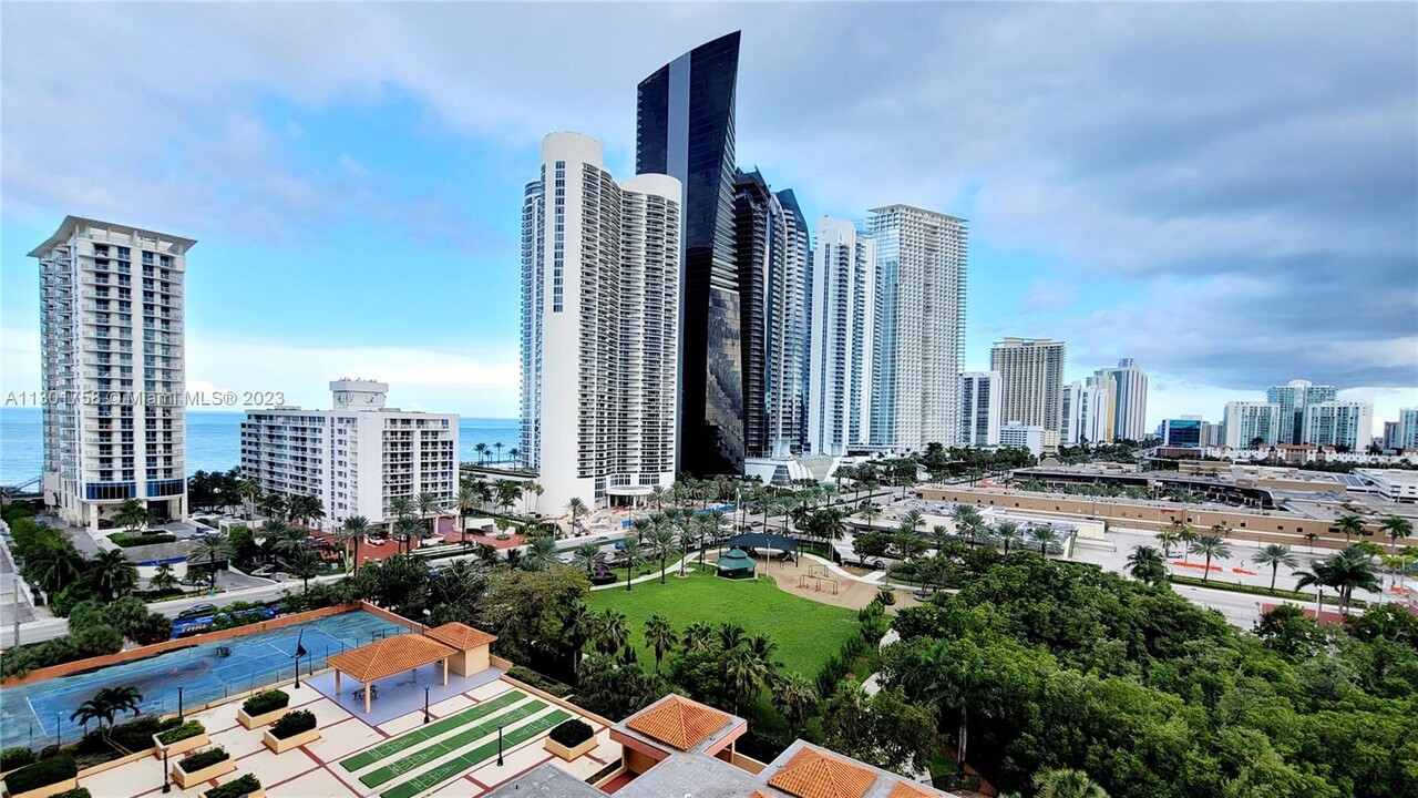 210 174th St, Unit UPDATED in Sunny Isles Beach, FL - Building Photo