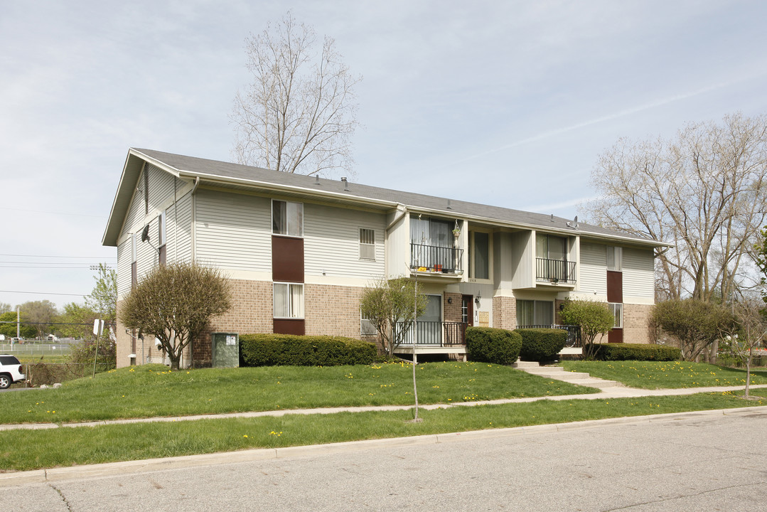 Everett Apartments in Lansing, MI - Building Photo