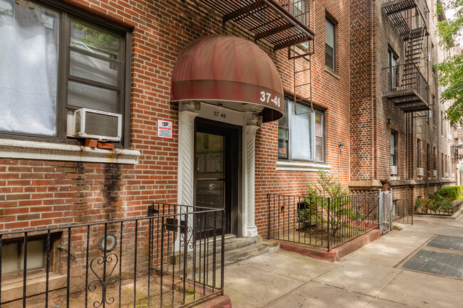 3746 81st St in Jackson Heights, NY - Foto de edificio - Building Photo