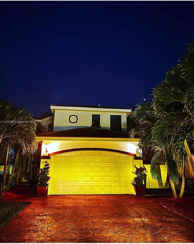 4318 NW 113th Pl in Doral, FL - Foto de edificio - Building Photo