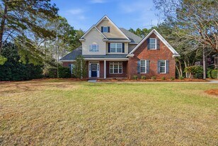 585 Dalcross Dr in Richmond Hill, GA - Building Photo