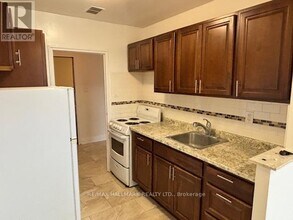 2 Kinsdale Blvd in Toronto, ON - Building Photo - Building Photo