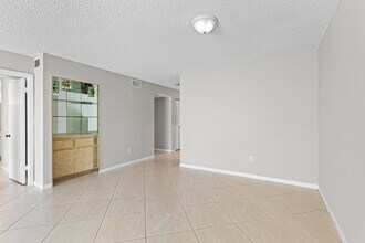 9270 Vista Del Lago in Boca Raton, FL - Building Photo - Building Photo