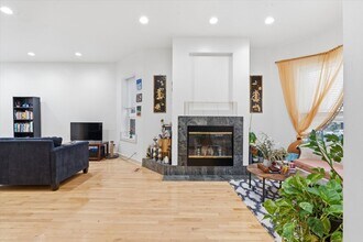 5739 N Winthrop Ave in Chicago, IL - Building Photo - Building Photo