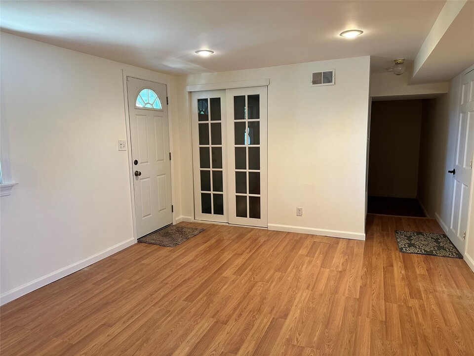 1502 St Louis Ave in Bay Shore, NY - Building Photo