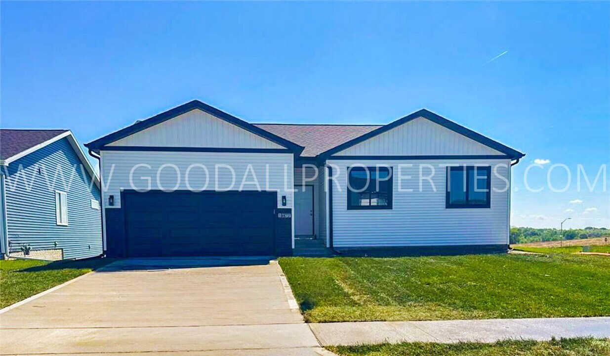 1677 20th Ave SE in Altoona, IA - Building Photo
